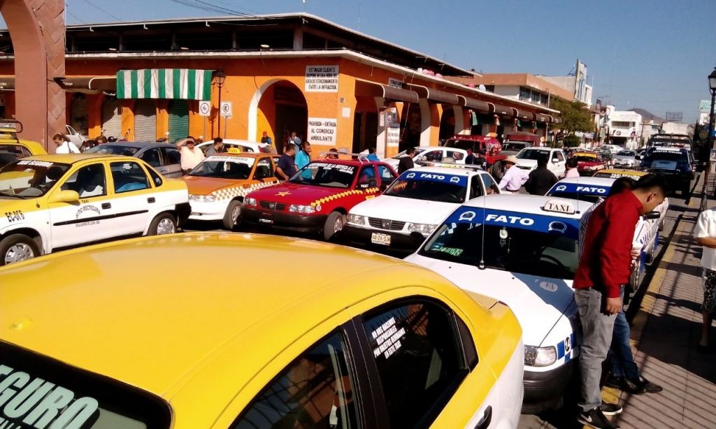 Exigen ordenar bases de taxis en Huajuapan Informativo6y7